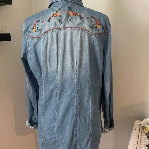 Tasha Polizzi Blue Embroidered Button Down Shirt , Bust 19” pit to pit - Picture 4 of 6
